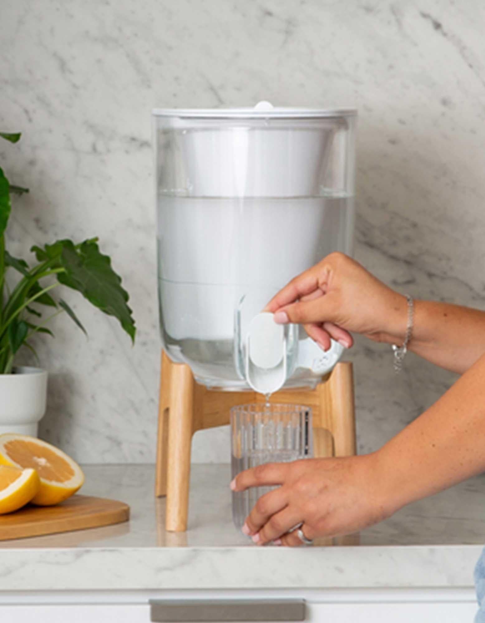 LifeStraw Home Wasserspender 35 Cup weiß mit Holzfuß