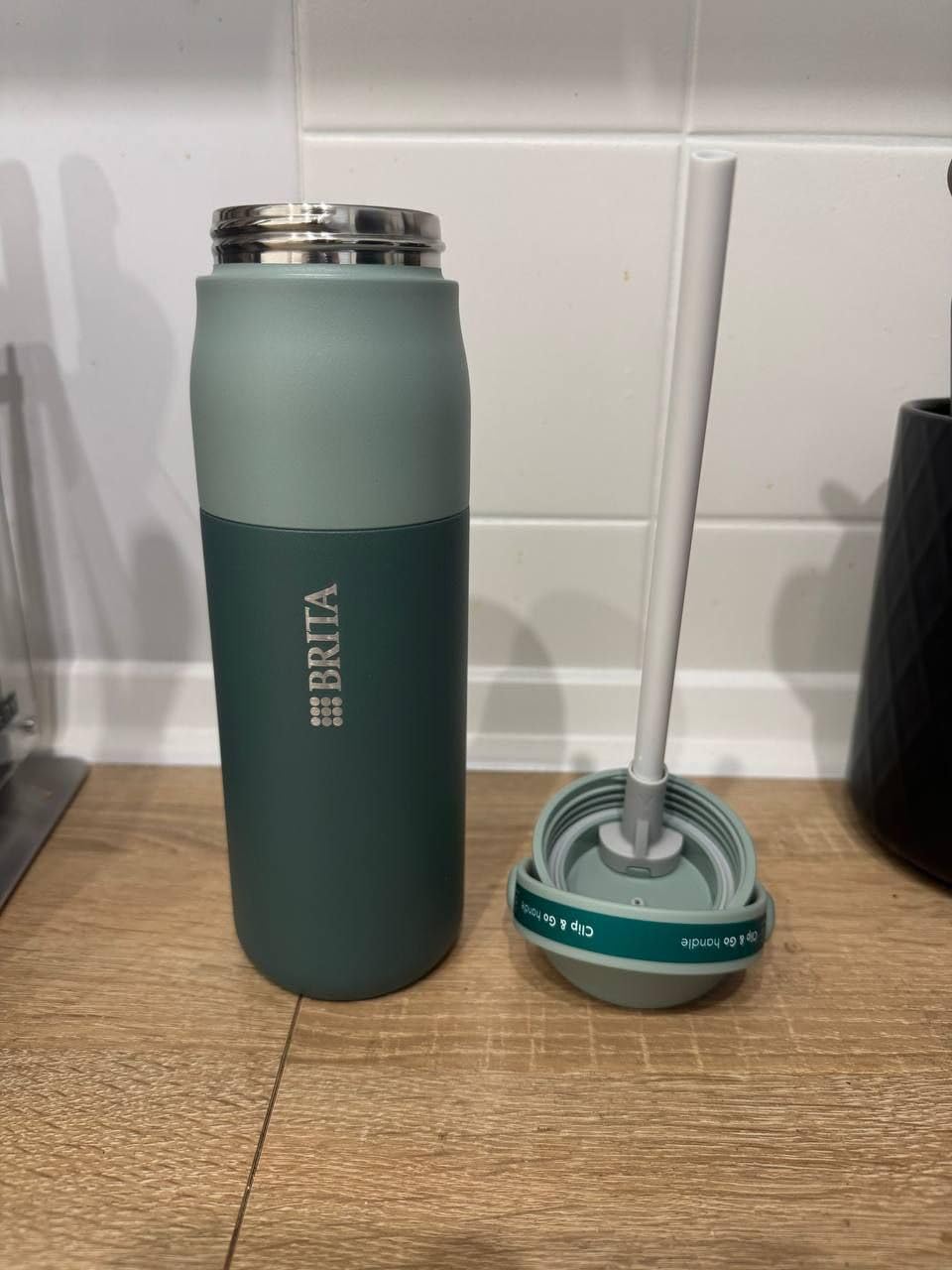 BRITA LARQ Essential Edelstahl Trinkflasche 680 ml Beige Strohhalm